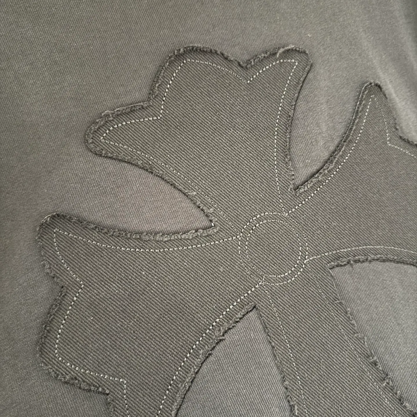 🅿️350 [Strict quality control] CH Crow Heart's new appliqué embroidered long-sleeved sweatshirt T-shirt. Heavy 340g double yarn fabric. Wash the whole garment twice. Frayed and torn on all four sides. Heavy fabric. The neckline is made of icy Salona. Loose fit. Deep, wide and stylish. No deformation or shrinkage. Color: 3 colors, black, white and gray. Size: M-2xl